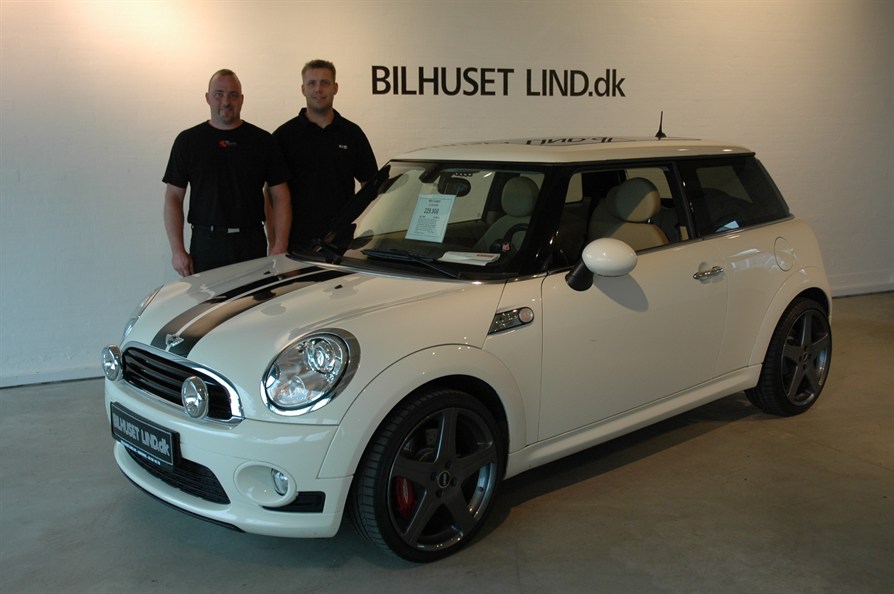 Et billede af Steen og Claus ved siden af en bil